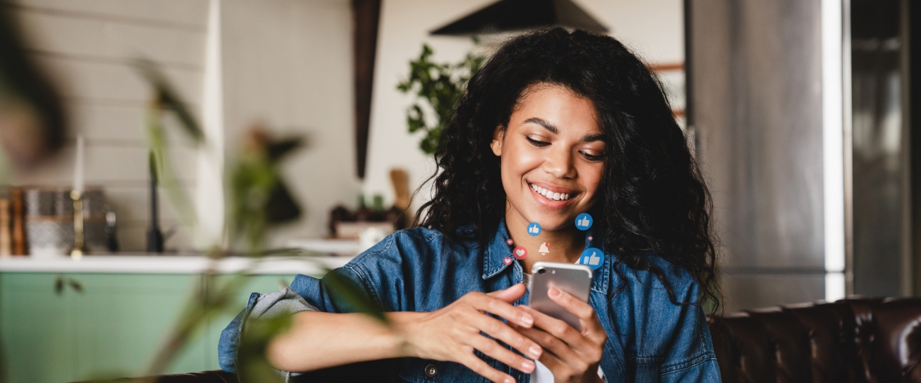 Jeune femme naviguant sur son téléphone